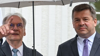 Ministerpräsident Reiner Haseloff (CDU) und Wirtschaftsminister Sven Schulze (CDU). (Archivbild) (Foto: Hendrik Schmidt/dpa)