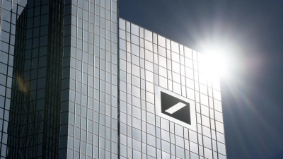 Die Deutsche Bank hat ihr Netz an Geldautomaten auf Vordermann gebracht (Archivbild) (Foto: Fabian Sommer/dpa)