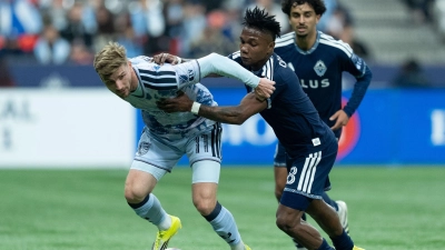 Timo Werner gewann mit San Jose gegen Vancouver um Thomas Müller. (Foto: Ethan Cairns/The Canadian Press/AP/dpa)