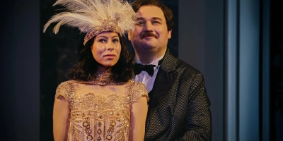 Wieder nah bei Daisy. Gatsby strahlt – eine Szene mit Meike Pintaske und Lennart Matthiesen. (Foto: Nicole Brühl)