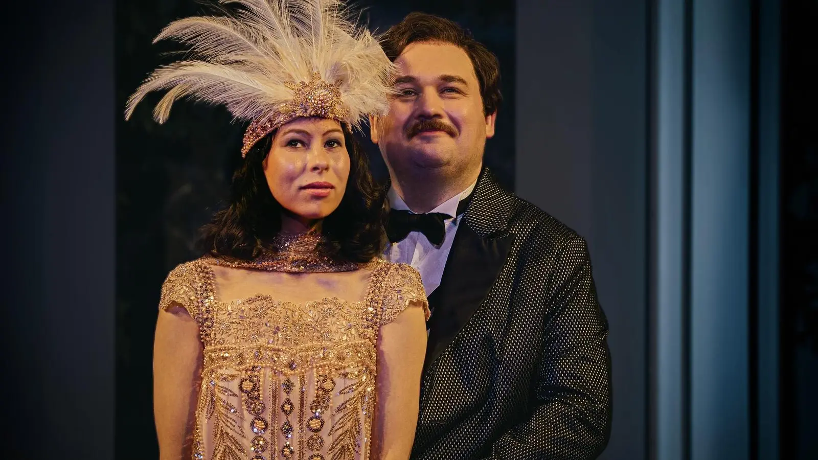 Wieder nah bei Daisy. Gatsby strahlt – eine Szene mit Meike Pintaske und Lennart Matthiesen. (Foto: Nicole Brühl)