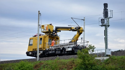 Unter anderem baut die DB zwischen Nürnberg und Bamberg an der Oberleitung. Deshalb fallen auch auf der Strecke Würzburg-Neustadt-Nürnberg Züge aus. (Symbolbild: Johannes Hirschlach)