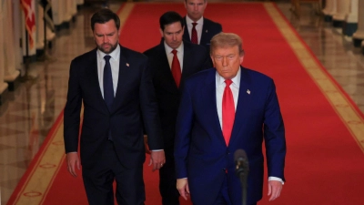 „Heute ist Tag 61“ - Trump und sein Team treten nach den Angriffen auf den Iran vor die Kameras. (Archivbild) (Foto: Carlos Barria/Reuters Pool via AP/dpa)