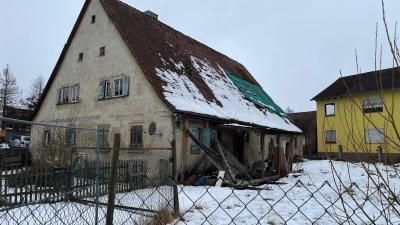 Sein Abriss war eigentlich besiegelt. Doch nun gibt es für das ortsbildprägende Haus an der Feuchtwanger Straße in Dombühl eine Perspektive. (Foto: Gemeinde Dombühl)