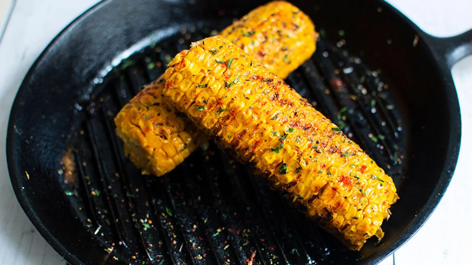 Gegrillte Maiskolben mit einer raffinierten Miso-Butter, die den gelben Körnern einen leicht salzigen Umami-Geschmack verleiht. (Foto: Theofano Vetouli/ProVeg/dpa-tmn)