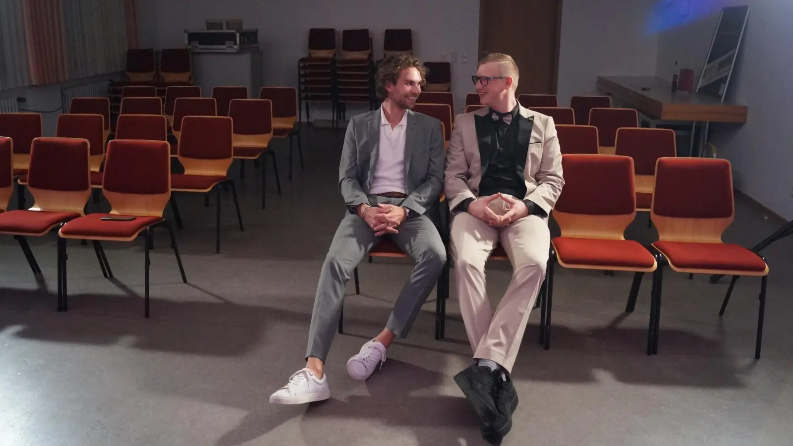 Noah Stroehl (llinks) und Andreas Kraus (rechts) eröffnen am 1. Dezember das Zaubertheater Wilhermsdorf. (Foto: Nicole Gunkel)