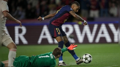 Manuel Neuer am Boden, hier beim ersten der drei Tore von Angreifer Raphinha (r) beim 1:4 in Barcelona.  (Foto: Emilio Morenatti/AP)