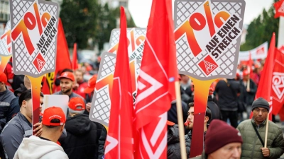 Die Gewerkschaft IG Metall setzt ihre Warnstreiks zu Beginn der neuen Woche in Bayern fort. (Archivbild) (Foto: Daniel Karmann/dpa)