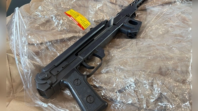 Die Polizei präsentierte sichergestellte Waffen. (Foto: Marci Herwig/dpa)