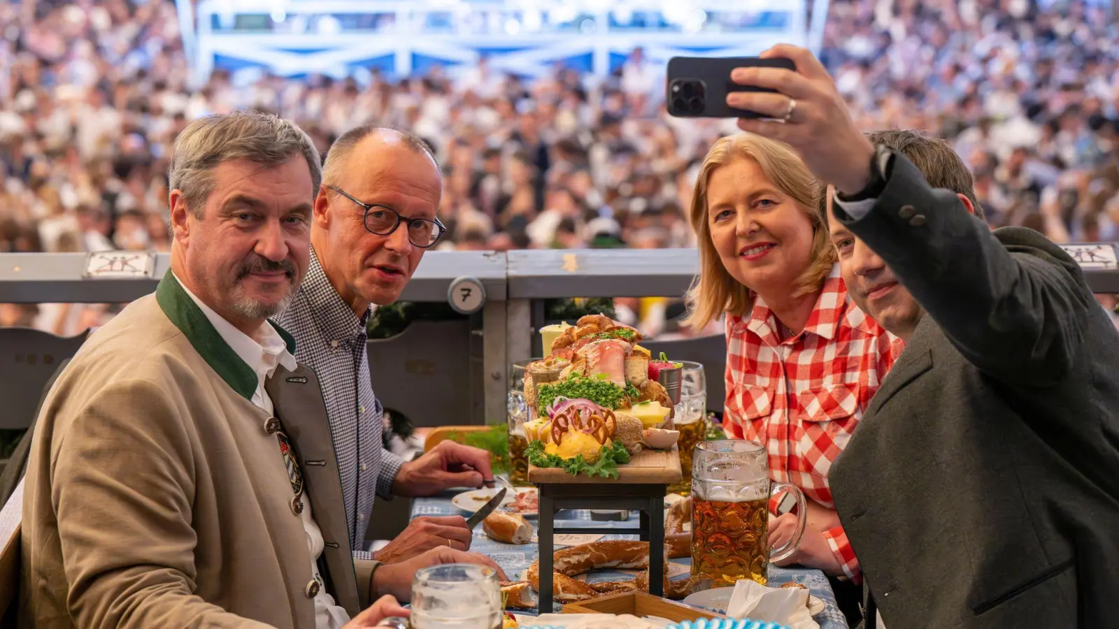 Gemeinsam mit CSU-Chef Markus Söder und den SPD-Parteivorsitzenden Bärbel Bas und Lars Klingbeil kam Merz ins Schottenhamel-Festzelt. (Foto: Peter Kneffel/dpa)