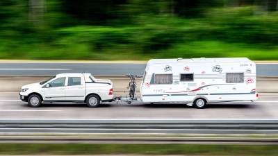 Fahren ja, Parken eher schlecht: Viele Raststätten bieten keine speziellen Parkplätze für Wohnwagen-Gespanne und Wohnmobile, zeigt ein ADAC-Test. (Foto: Hauke-Christian Dittrich/dpa/dpa-tmn)