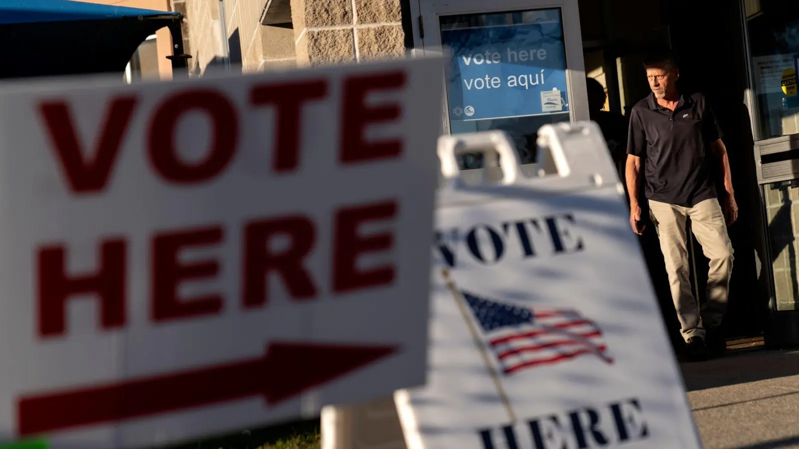 Ein Mann verlässt ein Wahllokal in Cranston. (Foto: David Goldman/AP/dpa)