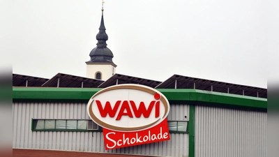 Schokoladenfabrik mit Ortswahrzeichen im Hintergrund: Die Wawi-Gruppe will den Standort in Burghaslach stärken und womöglich sogar weiter ausbauen. (Foto: Johannes Zimmermann)