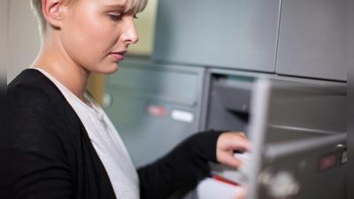 Mit Fake-Postkarten versuchen Betrüger, Menschen in Abo- oder andere Kostenfallen zu locken. (Foto: Christin Klose/dpa-tmn)