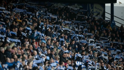 Die Ostkurve des Bochumer Ruhrstadions ist ein reiner Stehplatzbereich. (Archivbild) (Foto: Fabian Strauch/dpa)