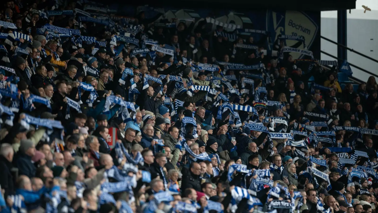 Die Ostkurve des Bochumer Ruhrstadions ist ein reiner Stehplatzbereich. (Archivbild) (Foto: Fabian Strauch/dpa)