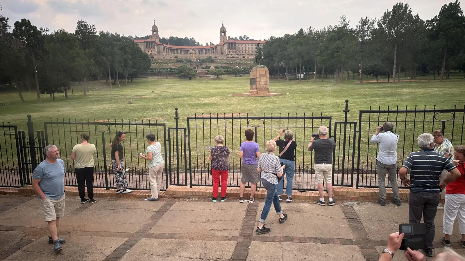 Der Regierungssitz ist von einem weitläufigen Park umgeben. Ein letzter Fotostopp - und dann geht es heim nach Westmittelfranken. (Foto: Gudrun Bayer)