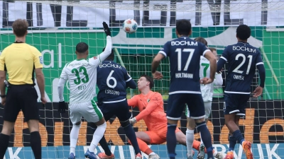Ibrahima Sissoko (Nr. 6) schießt den Ball zum Bochumer 1:0 ins Fürther Tor.  (Foto: Daniel Löb/dpa)
