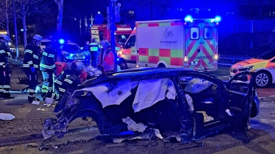 Ein Auto wird durch die Wucht des Aufpralls entzwei gerissen. (Handout) (Foto: -/Berufsfeuerwehr München/dpa)