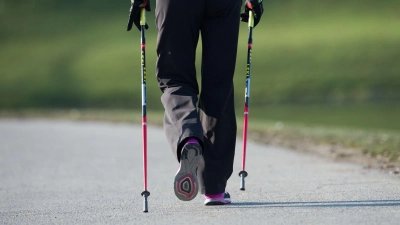 Sanfte Bewegungsformen wie Nordic Walking eignen sich gut bei Kniearthrose. (Foto: Tobias Hase/dpa-tmn)