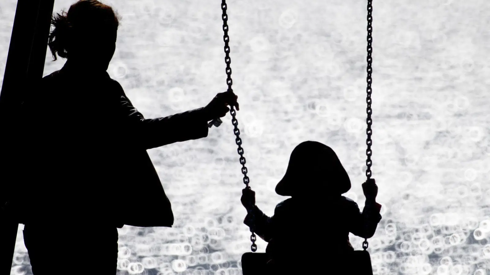 Laut den Daten lebten 2025 insgesamt rund 2,36 Millionen Kinder unter 18 Jahren in einer Alleinerziehenden-Familie. (Symbolbild) (Foto: Christian Charisius/dpa)