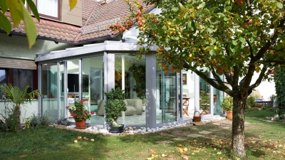 Ein Wintergarten in Wohnraumqualität: Garten und Natur können auf diese Weise unmittelbar erlebt werden. (Foto: DJD/Bundesverband Wintergarten e.V.)