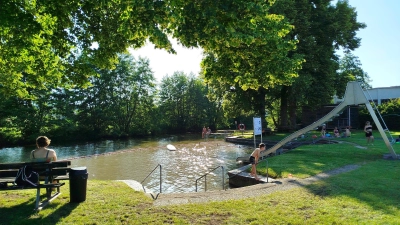 Das Altmühlbad in Leutershausen ist ein beliebter Treffpunkt im Sommer. Als Lieblingsort hat es das Flussbad in die erste Auflage von „Heimat sehen” geschafft.  (Foto: Christian Treffer)