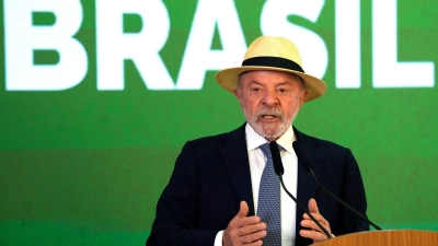 Der brasilianische Präsident Luiz Inácio Lula da Silva feiert die Entdeckung von Erdöl vor Brasiliens Nordküste. (Archivbild) (Foto: Eraldo Peres/AP/dpa)