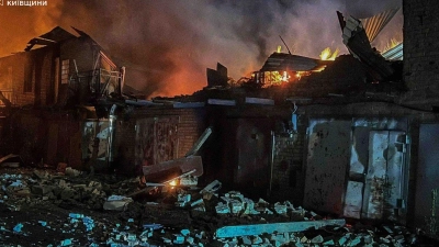 Die Behörden melden viele Verletzte und Schäden nach den neuen russischen Angriffen. (Foto: Uncredited/Ukrainian Emergency Service/AP/dpa)