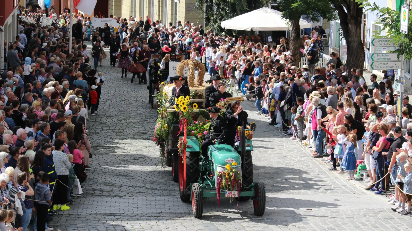 Tausende säumen die Straßen beim Mooswiesenfestzug. (Foto: Peter Zumach)