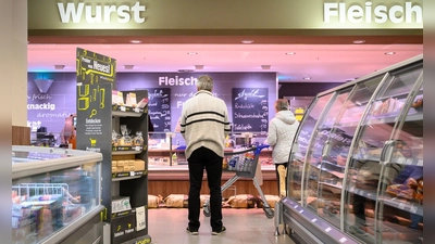 Die Supermarktketten suchen Tausende Beschäftigte für ihre Bedientheken mit Fleisch, Wurst und Käse. (Foto: Sebastian Gollnow/dpa)