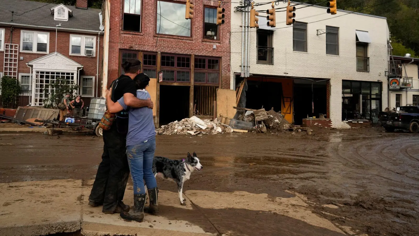 Aufräumen nach dem Sturm: „Helene“ hat vielerorts im Südosten der USA immense Schäden hinterlassen.  (Foto: Jeff Roberson/AP/dpa)