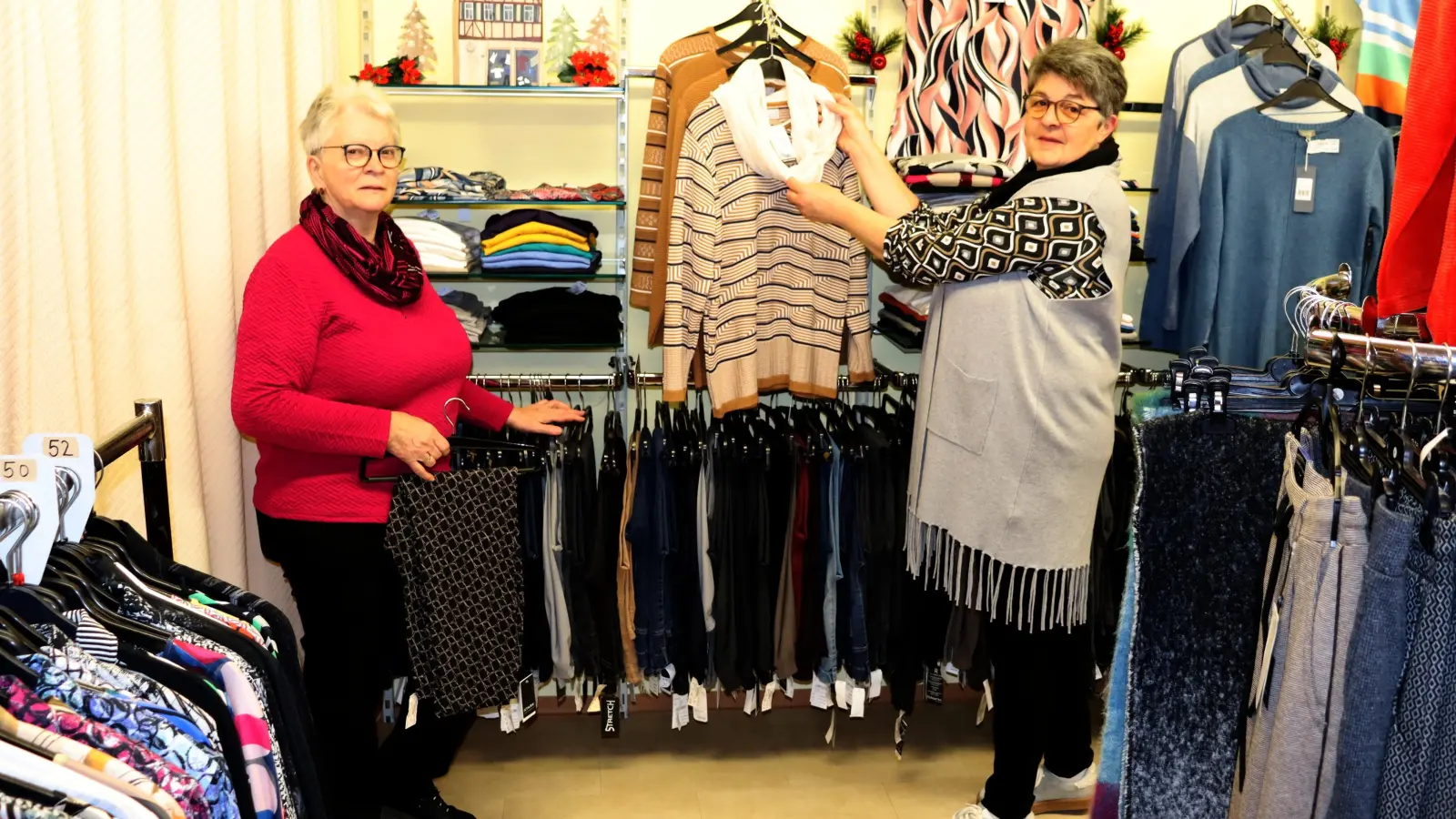 Karin Smietana (links) und Sabine Nestler im Textilhaus Freytätter am Auber Marktplatz. Am 22.März des kommenden Jahres wird die mittlerwieile 155-jährige Ära dieses Geschäfts zu Ende sein - über 50 Jahre davon haben diese beiden Frauen geprägt.  (Foto: Alfred Gehring)