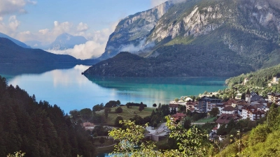 Der Lago Molveno liegt eingebettet zwischen den Brenta-Dolomiten und dem Paganella-Bergmassiv. (Foto: Ute Müller/dpa-tmn)