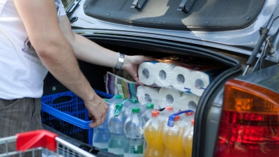 Eine dichte Packweise im Kofferraum sorgt dafür, dass die Ladung bei plötzlichen Bremsmanövern nicht ins Rutschen gerät. (Foto: Silvia Marks/dpa-tmn)