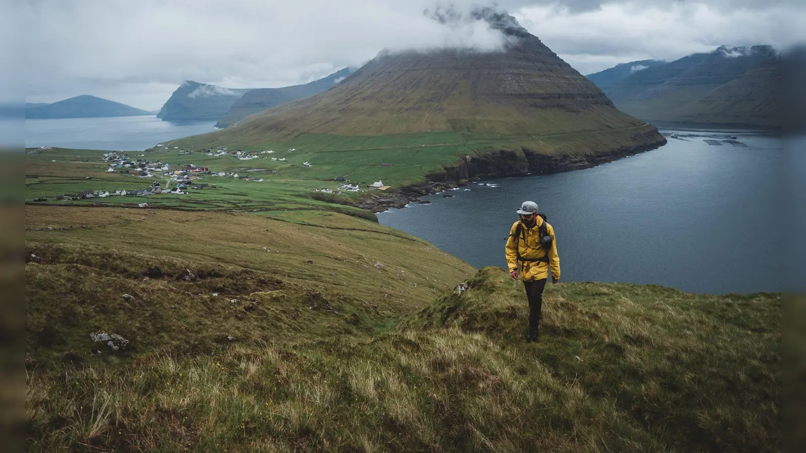 Unterwegs im Norden der Färöer: Auch auf der Insel Viðoy ist die Natur überwältigend. (Foto: Roman Huber/@romempix/Faroephoto.com/dpa-tmn)