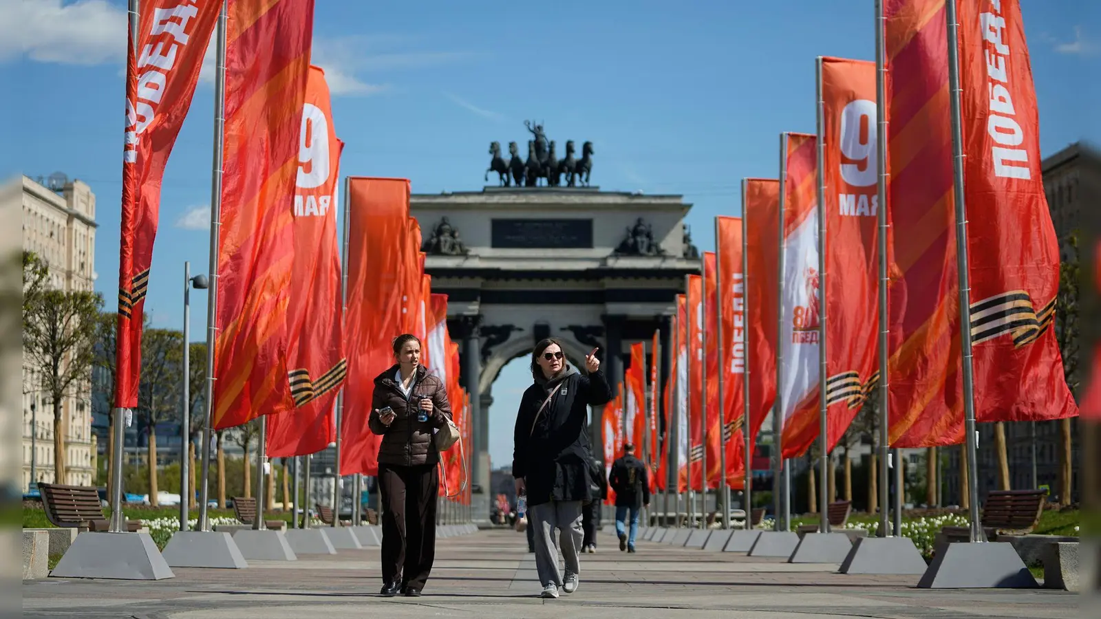 Die russische Hauptstadt Moskau ist zum Tag des Sieges in ein Fahnenmeer gehüllt. (Archivbild) (Foto: Pavel Bednyakov/AP/dpa)