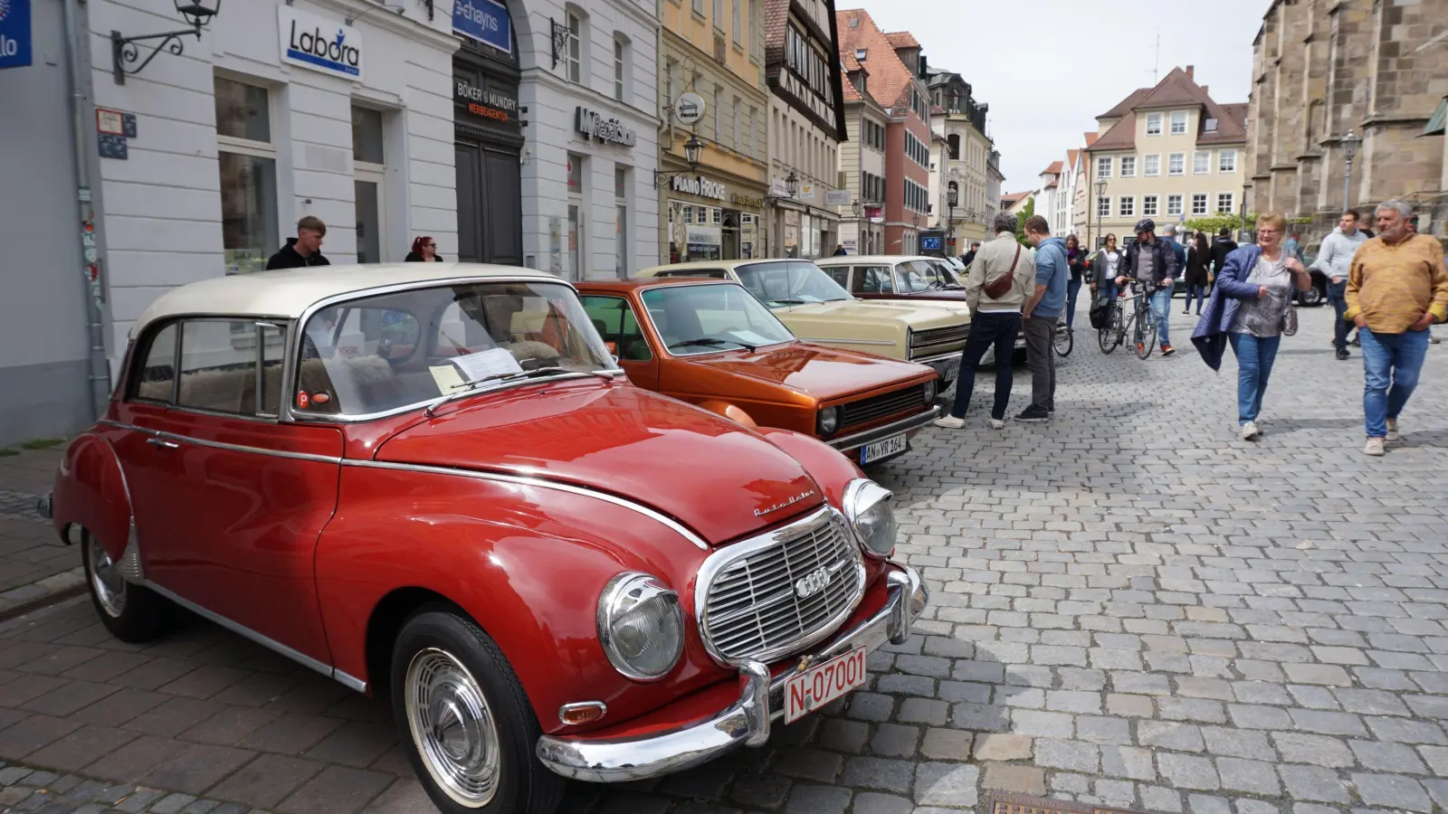 Die historischen Fahrzeuge in allen Größen und Farben finden viele anerkennende Blicke. Im Vordergrund ein roter Auto Union 1000 S de Luxe, Baujahr 1963. (Foto: Andrea Walke)