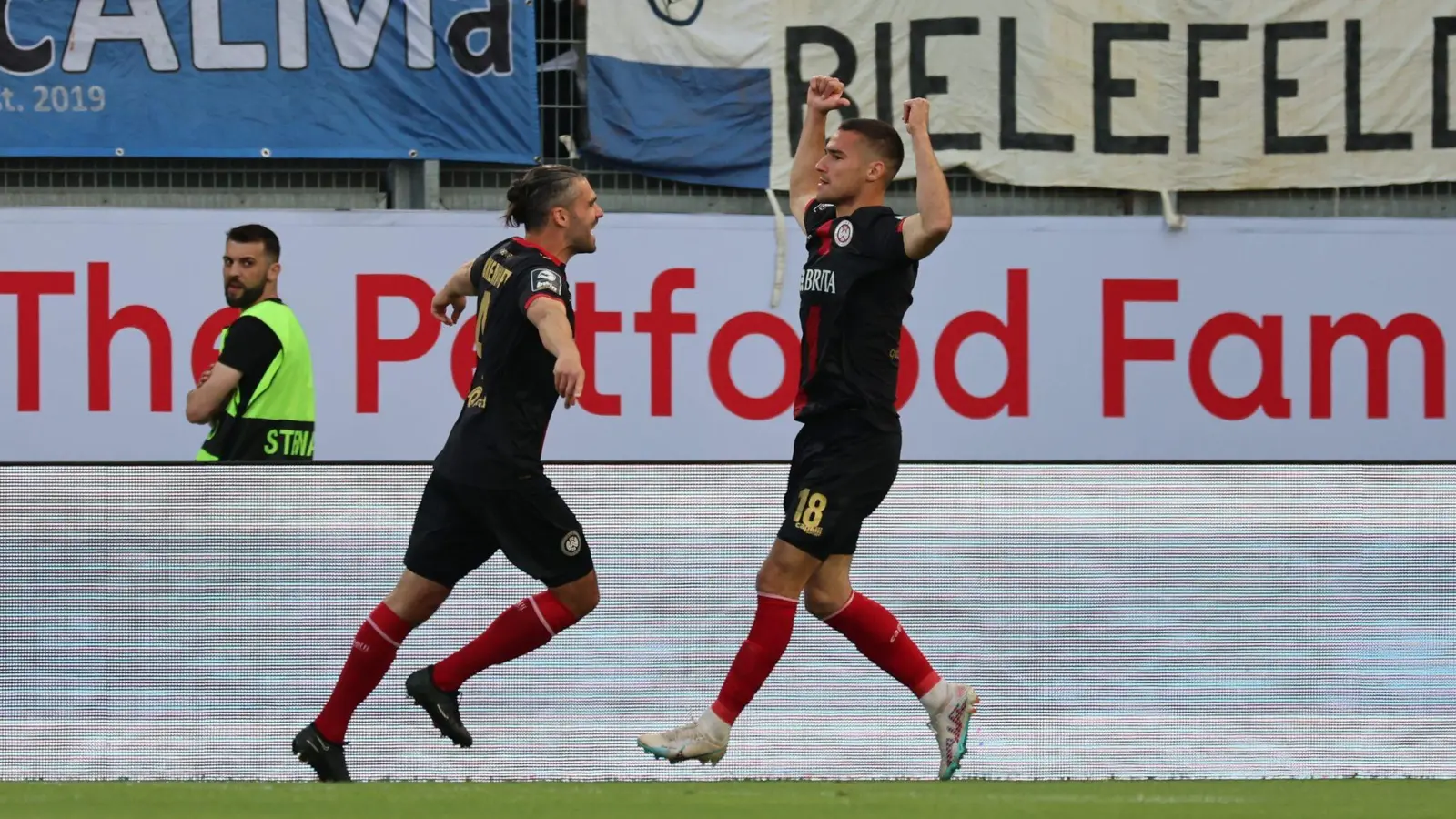 Wiesbadens Sascha Mockenhaupt (l) will sich die Haare abschneiden lassen. (Foto: Jörg Halisch/dpa)