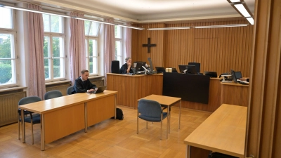 Rechtsanwalt Marcus Becker, der Verteidiger des angeklagten Ex-Bürgermeisters, wartete zunächst alleine im Gerichtssaal. Sein Mandant kam erst später nach. (Foto: Malin Wunderlich/dpa)