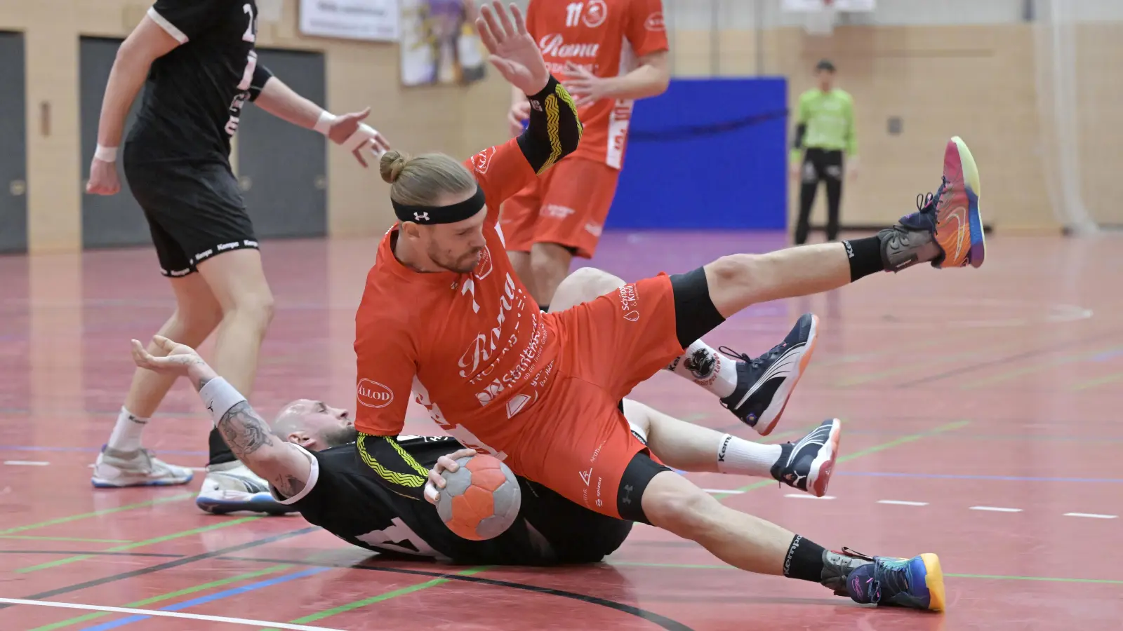 Balance verloren: Trotz der zehn Tore von Patrick Schneider (am Ball, hier im Spiel gegen Anzing) unterlagen die Rothenburger. (Foto: Martin Rügner)