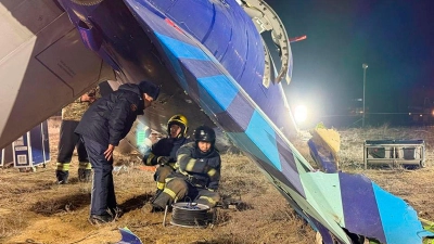 Aserbaidschan sprach nach dem Absturz vom Einsatz einer Waffe gegen das Passagierflugzeug. (Archivbild) (Foto: Uncredited/Kazakhstan's Emergency Ministry/AP/dpa)