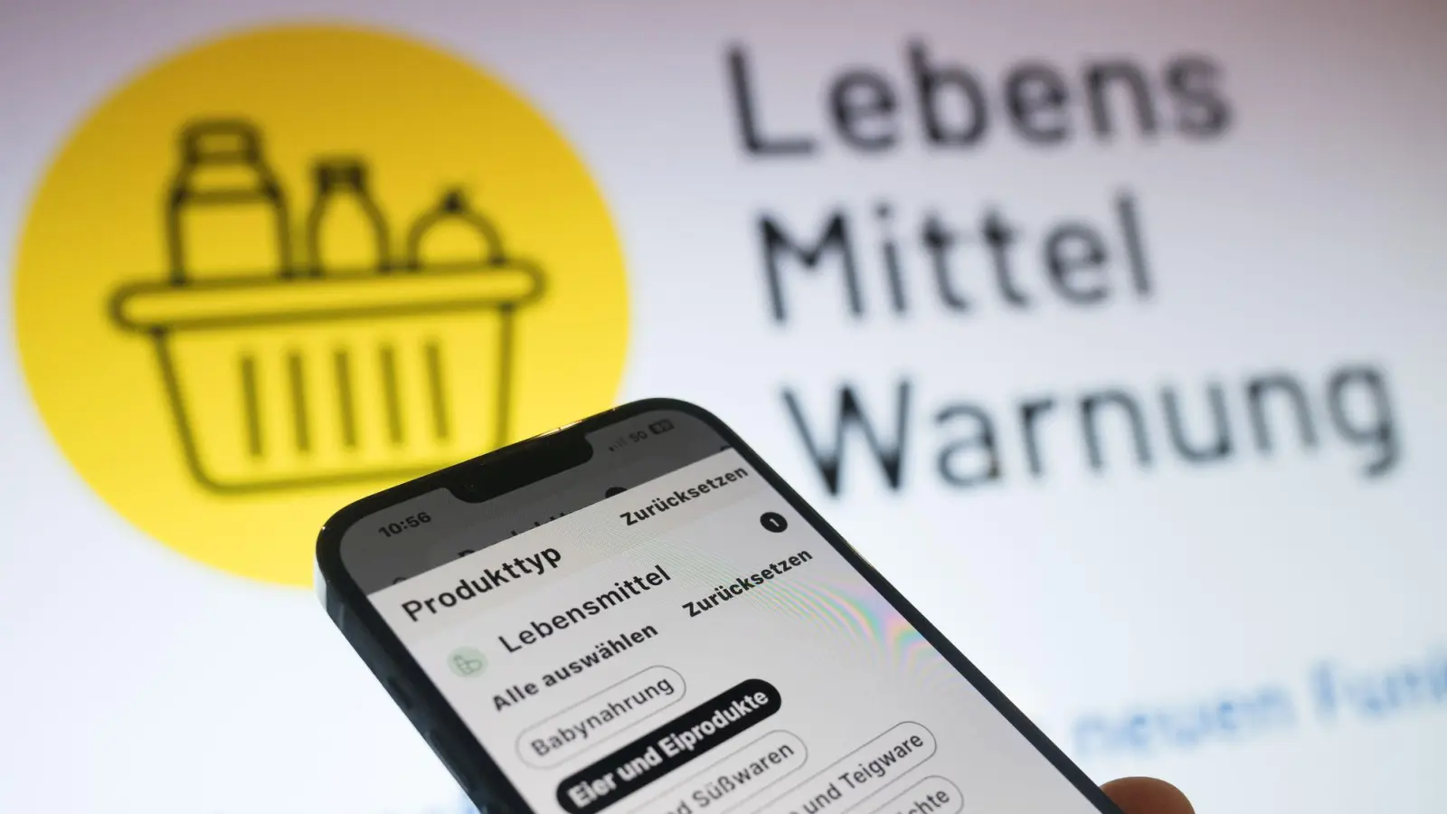 Vorsicht vor dem Verzehr einer fruchtigen Schokoladenpackung. (Symbolfoto)   (Foto: Sebastian Gollnow/dpa)