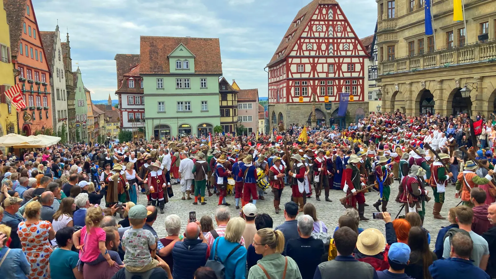 Viele Menschen feiern jedes Jahr den Meistertrunk. Im Jahr 2014 wurde das historische Festspiel in das landesweite, 2016 in das bundesweite Verzeichnis Immaterielles Kulturerbe aufgenommen. Jetzt soll der nächste Schritt erfolgen. (Archivfoto: Clarissa Kleinschrot)