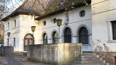 So sieht die Stadthalle in Windsbach aktuell vor der geplanten Sanierung aus. Bald geht es mit den Ausschreibungen los. (Foto: Luca Paul)