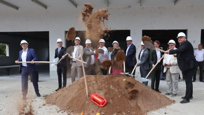 Zehn Männer und eine Frau am symbolischen Sandhaufen (von links): Hans Herold, Peter Daniel Forster, Wolfgang Hauber, Holger Dremel, Dr. Manuel Friedrich, Gabi Schmidt, Staatssekretär Martin Schöffel, Werner Stieglitz, Felix Freiherr von Zobel, Harry Scheuenstuhl und Claus Seifert. (Foto: Andreas Reum)