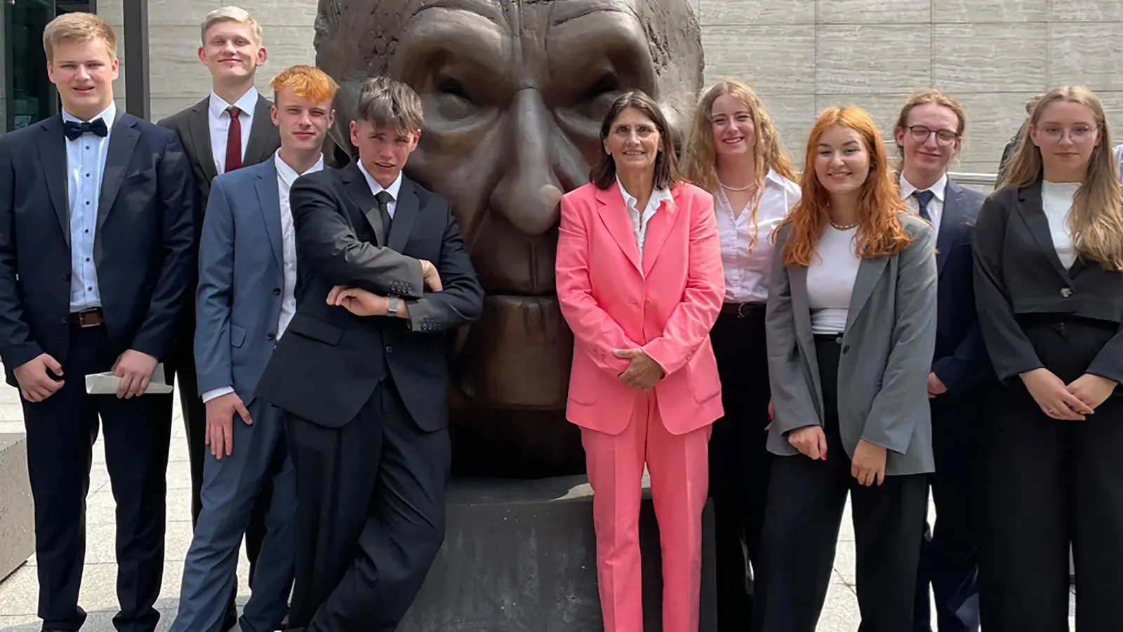 Die Q11-Ethik-Klasse vom Feuchtwanger Gymnasium mit ihrer Lehrerin Dr. Barbara Haas (Mitte) in Berlin: Unser Bild zeigt die Gruppe an der überlebensgroßen Büste Konrad Adenauers vor dem Haus der nach dem ersten Kanzler der Bundesrepublik benannten Stiftung. (Foto: Gymnasium Feuchtwangen)