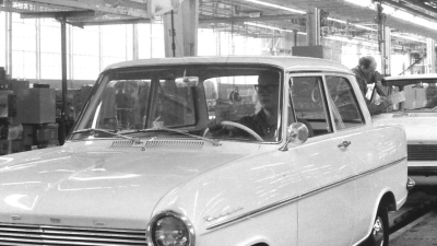 Die Endfertigung des Opel Kadett Modell A: Opel blickt auf 125 Jahre Fahrzeugbau voller gewaltiger Umbrüche zurück. (Foto: Fuchs/dpa)