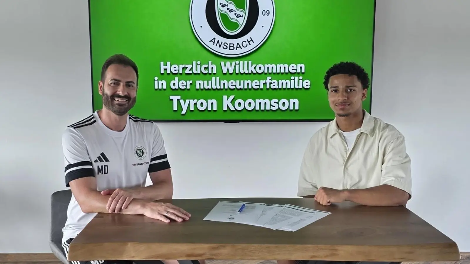 Tyron Koomson (rechts) mit SpVgg-Kaderplaner Manuel Deißler. (Foto: SpVgg Ansbach)