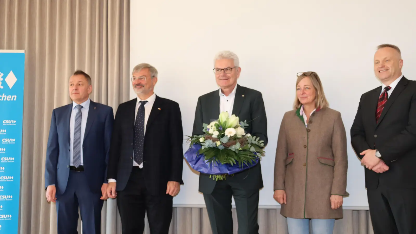 Seine Mitbewerber Manfred Scholl und Michael Glossner gratulierten MdB Artur Auernhammer ebenso zur erneuten Nominierung wie die Kreisvorsitzenden Dr. Dr. Kristina Becker und Jan Helmer (von links).  (Foto: Thomas Schaller)